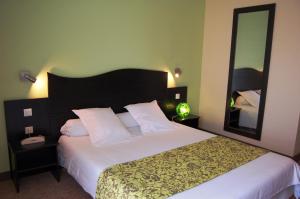 Postel nebo postele na pokoji v ubytování Hôtel Cositel, CIT'HOTEL Coutances + 30 fotografií