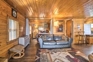 Fotografie z fotogalerie ubytování Lake Livin Cozy Cabin with Dock, Bar, 2 Kayaks v destinaci Canada Creek Ranch