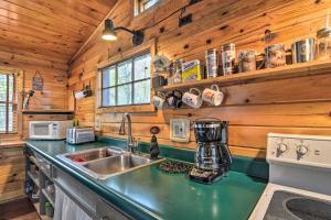 Fotografie z fotogalerie ubytování Lake Livin Cozy Cabin with Dock, Bar, 2 Kayaks v destinaci Canada Creek Ranch