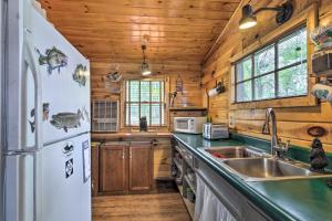 Fotografie z fotogalerie ubytování Lake Livin Cozy Cabin with Dock, Bar, 2 Kayaks v destinaci Canada Creek Ranch + 18 fotografií