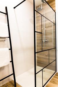 estante de cristal en el baño con ducha en La Clé des Clos en Beynes