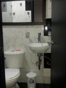 A bathroom at Hotel Feria Nova