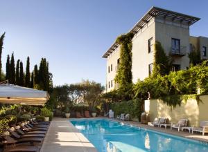 un hotel con piscina frente a un edificio en Hotel Healdsburg, en Healdsburg