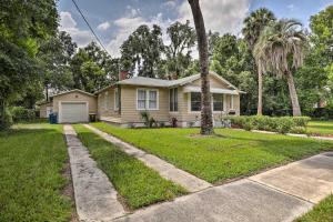 een huis met een palmboom in de tuin bij Quiet Jacksonville Retreat - 4 Miles to Downtown! in Jacksonville