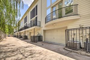 Gallery image of Upscale EaDo Townhome - Walk to BBVA and Local Bars! in Houston