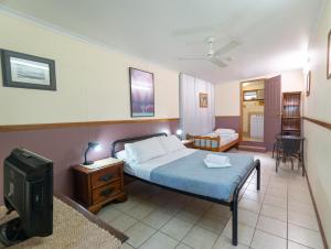 Woolshed Eco Lodge tesisinde bir odada yatak veya yataklar