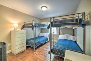 Lakefront Rest-Ashored Home with Private Dock!客房内的一张或多张床位