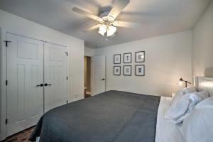 Lakefront Rest-Ashored Home with Private Dock!客房内的一张或多张床位