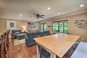 Lakefront Rest-Ashored Home with Private Dock!的休息区