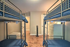 Lakefront Rest-Ashored Home with Private Dock!客房内的一张或多张双层床
