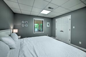 Lakefront Rest-Ashored Home with Private Dock!客房内的一张或多张床位