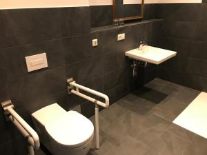 Kylpyhuone majoituspaikassa Gästehaus Lausnitz Zimmer