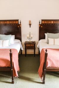 um quarto com 2 camas e uma mesa em Quinta do Amauriz em Évora