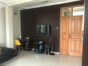 un soggiorno con una parete nera e una porta di The Urban Space a Accra
