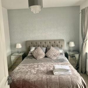 - une chambre avec un grand lit et 2 tables de chevet dans l'établissement Kay's Place - Modern 3 Bed, à Manchester