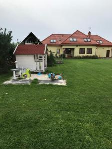 Domek letniskowy u Izy外面的花园