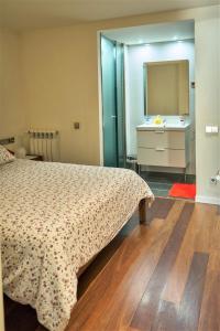 una camera con letto, cassettiera e specchio di Apartamento Via Augusta 153 a Barcellona