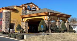 Un edificio con un cartel que dice Solo Best Western en Best Western Aspen Hotel, en Fort Smith
