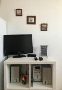 En tv och/eller ett underhållningssystem på Apartments Azur - 10 m from sea