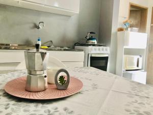 una cocina con mesa y licuadora. en Prado Guest House, en Florianópolis