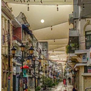 El barrio en el que está el hotel o un barrio cercano