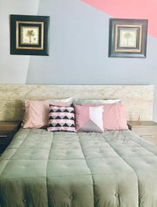 Un dormitorio con una cama con almohadas. en Prado Guest House, en Florianópolis