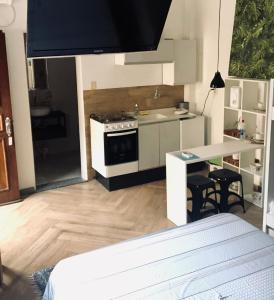 uma cozinha com um fogão e uma mesa com cadeiras em Prado Guest House 2 em Florianópolis