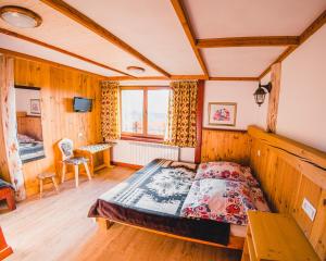 sypialnia z łóżkiem i biurkiem w pokoju w obiekcie Dom wypoczynkowy Stoch Mądry w Zakopanem