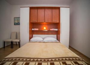 sypialnia z dużym łóżkiem z lampką powyżej w obiekcie Apartments Desa - sea view w Bol