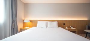 Postel nebo postele na pokoji v ubytování Ulsan City Hotel
