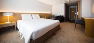 Postel nebo postele na pokoji v ubytování Ulsan City Hotel