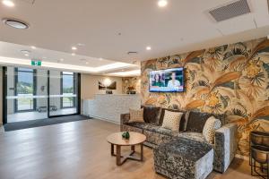 TV a/nebo společenská místnost v ubytování La Quinta by Wyndham Remarkables Park Queenstown