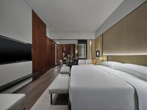 uma grande cama branca num quarto de hotel em InterContinental Dongguan, an IHG Hotel em Dongguan
