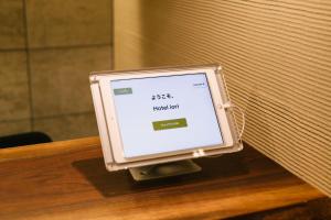 um pequeno dispositivo electrónico sentado numa mesa de madeira em Hotel Iori em Fukuoka