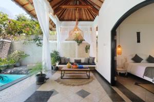 Singgah Villas Seminyak内部或周边的泳池