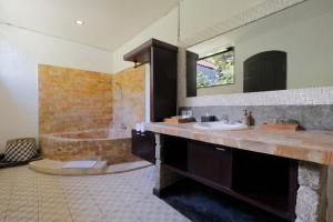 Singgah Villas Seminyak的一间浴室