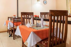 Restoran ili drugo mesto za obedovanje u objektu 2 bedrooms apartment in Blue Pearl - Kampala