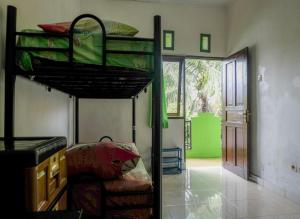 1 Schlafzimmer mit 2 Etagenbetten in einem Zimmer in der Unterkunft Umah Hijau Tabanan in Tabanan