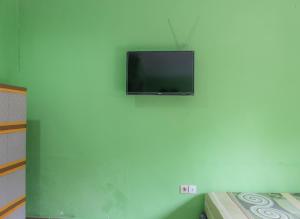 TV a/nebo společenská místnost v ubytování Umah Hijau Tabanan