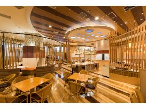 ein Restaurant mit Tischen und Stühlen in einem Raum in der Unterkunft SPA&HOTEL EURASIA MAIHAMA Closed the public Spa area in Urayasu