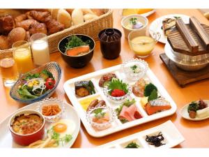 浦安的住宿－舞滨欧亚 Spa 酒店(Spa&Hotel Eurasia Maihama)，餐桌上摆放着食物和饮料