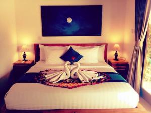 ein Schlafzimmer mit einem Bett mit einer Matratze darauf in der Unterkunft Paraiso Cottage Ubud in Ubud