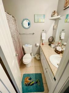 uma casa de banho com um WC e um lavatório em Boho Chic Beach Suite em San Diego