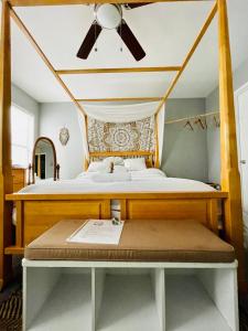 Boho Chic Beach Suite tesisinde bir odada yatak veya yataklar