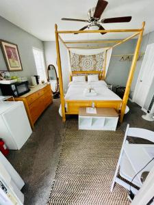 um quarto com uma cama com uma estrutura em madeira em Boho Chic Beach Suite em San Diego