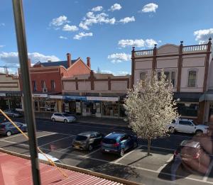 eine Stadtstraße mit Autos, die vor den Gebäuden geparkt sind in der Unterkunft Apartments On Grey in Glen Innes