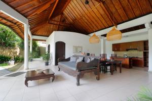 Singgah Villas Seminyak的休息区