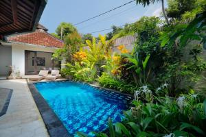 Singgah Villas Seminyak内部或周边的泳池