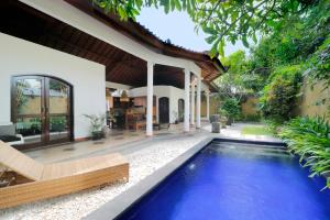 Singgah Villas Seminyak内部或周边的泳池