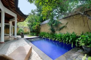 Singgah Villas Seminyak内部或周边的泳池
